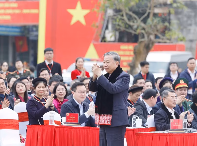 Party General Secretary To Lam at the meeting with representatives of ethnic communities in Cao Bang on January 28 (Photo: VNA)