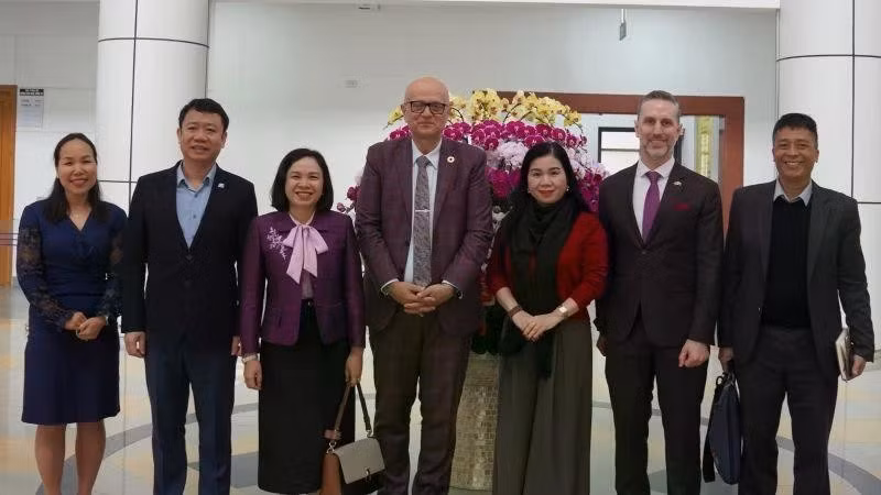 Dr Aleksandar (Sasha) Bodiroza takes a photo with representatives and officials of the Ministry of Health and UNFPA. (Source: UNFPA)