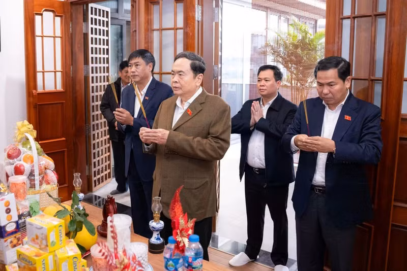 National Assembly Chairman Tran Thanh Man and his entourage offer incense in tribute to late Party General Secretary Nguyen Phu Trong, who was Chairman of the National Assembly in 11th and 12th tenures. (Photo: plo.vn)