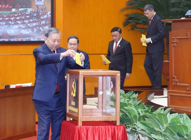 Politburo members cast their votes to elect the General Secretary of the 14th Party Central Committee. (Photo: VNA)