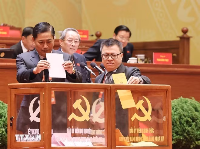 Delegates cast their votes to elect the 14th Party Central Committee on January 22. (Photo: VNA)