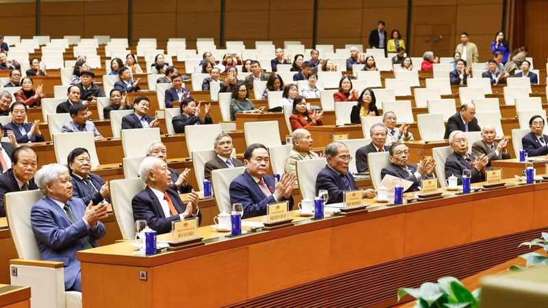 NA Chairman Tran Thanh Man at the meeting with former NA leaders, former NA Standing Committee members, former full-time deputies at the central level, and retired officials and civil servants of NA agencies in northern provinces on January 28. (Source: NDO)