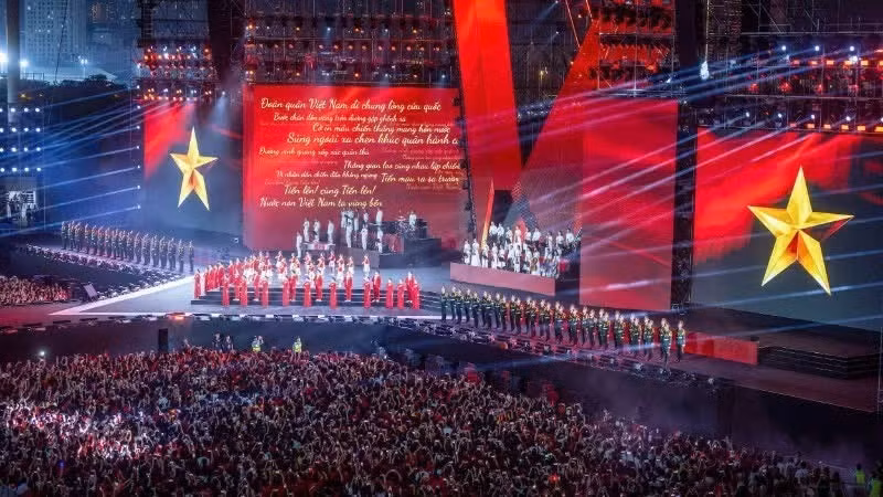 More than 50,000 spectators attend the programme “The Fatherland in the Heart” at My Dinh National Stadium. (Photo: THANH DAT)