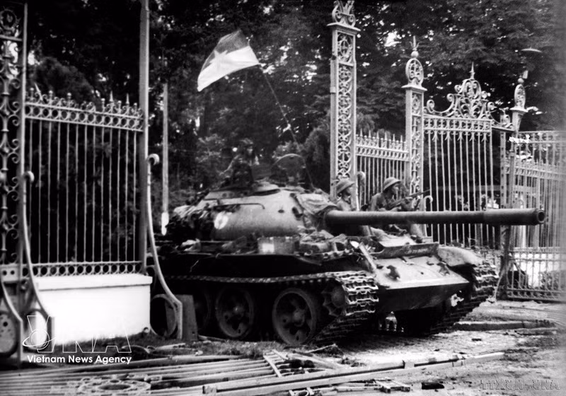 A tank of the Liberation Army passes through the iron gate, entering the Independence Palace – the last stronghold of the enemy, around the noon of April 30, 1975. (Photo: VNA)
