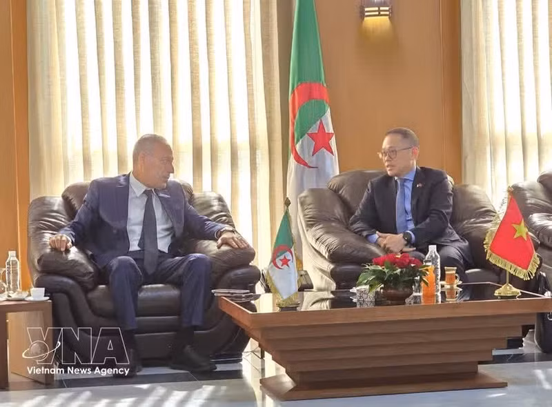 Vietnamese Ambassador to Algeria Tran Quoc Khanh (R) meets with Annaba Governor Abdelkrim Lamouri. (Photo: VNA)