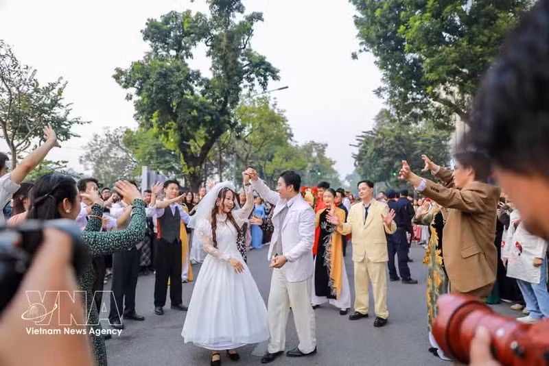 The Viet Nam Happy Fest 2025 takes place in the pedestrian zone around Hoan Kiem Lake in Hanoi from December 5 to 7. (Photo: VNA)