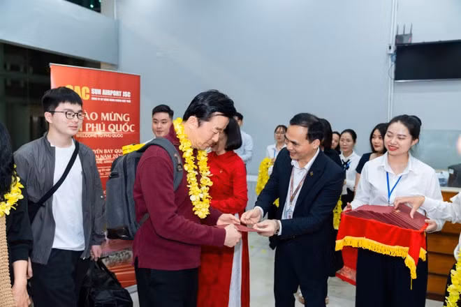 Korean visitors are welcomed at Phu Quoc International Airport on January 1, 2026. (Photo: Sun Group)