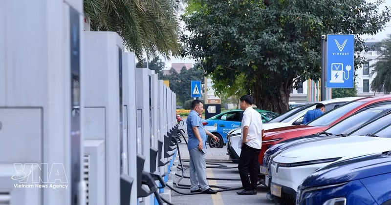 People charge their electric vehicles at a charging station in western Ha Noi. (Illustrative photo: VNA)