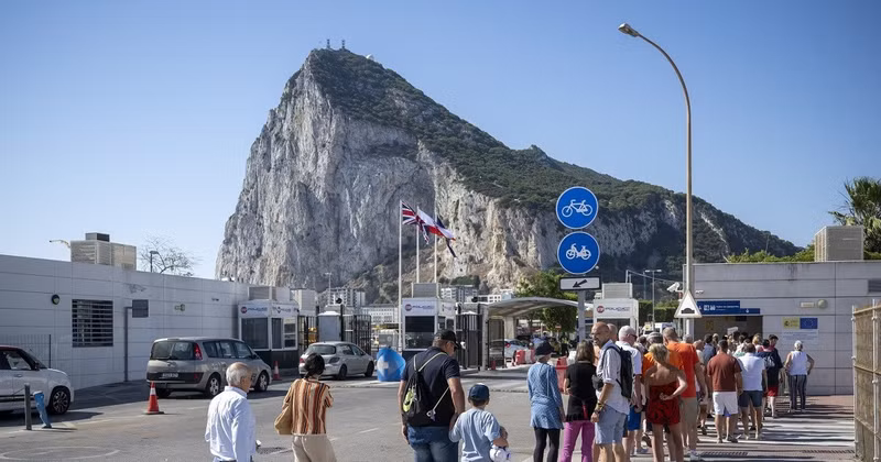 People queue for document checks at the border crossing between Spain and Gibraltar on July 6, 2026. Photo: AA/VNA