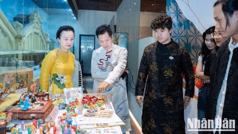 Members of the Tohe+ team, winners of the Silver Prize in the 2025 competition, with their dream of bringing Viet Nam’s To he heritage to the world.