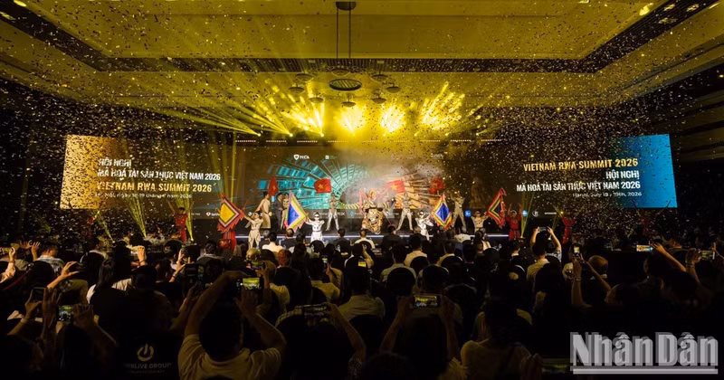An overview of the opening session of the Viet Nam Real World Asset Summit 2026, held in Ha Noi on the morning of 18 July, bringing together more than 3,000 domestic and international delegates. (Photo: HNV)