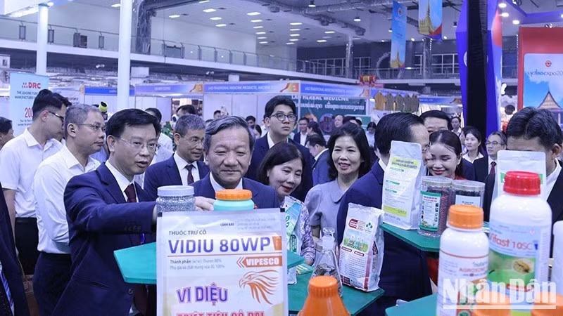Delegates visit exhibition booths at VIETLAO EXPO 2026. (Photo: Duy Toan)