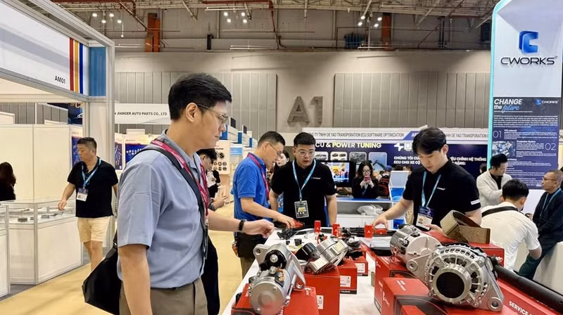 A wide variety of machinery is on display at an exhibition. (Photo: VNA)