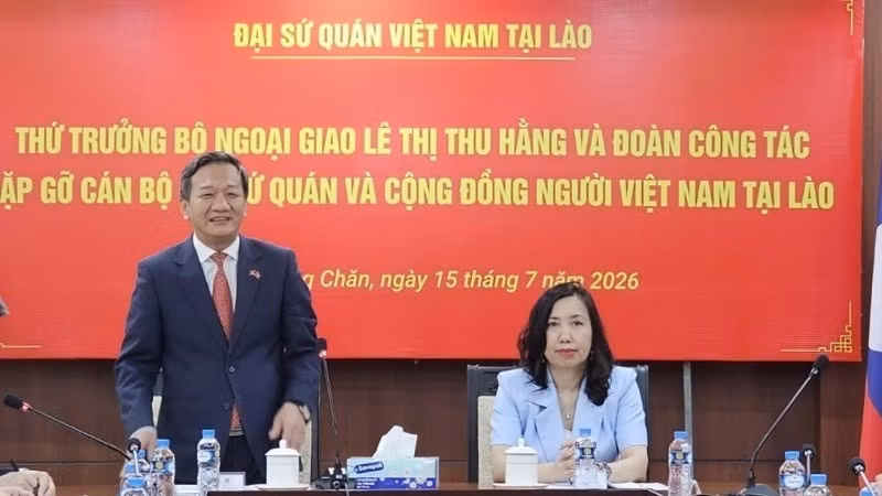 Le Thi Thu Hang, Deputy Minister of Foreign Affairs, meets with the Vietnamese community in Laos. (Photo: Courtesy of the State Committee for Overseas Vietnamese)