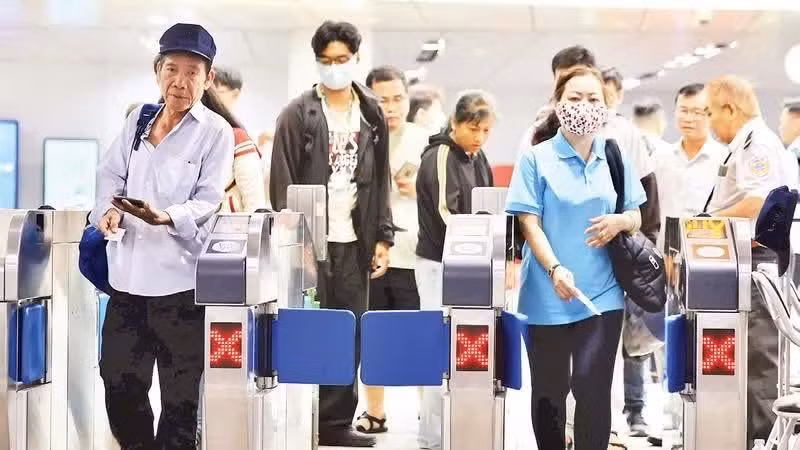 The Ben Thanh metro station often receives visitors from other localities who come for leisure and entertainment in the central area at weekends (Photo: TRONG ANH).