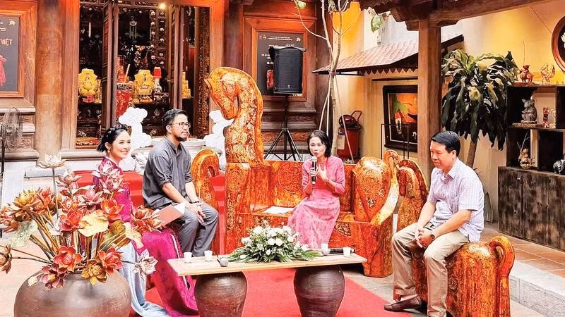 Artisans and cultural experts discuss the preservation and promotion of the traditional lacquer craft within the space of Ha Vi Communal House.