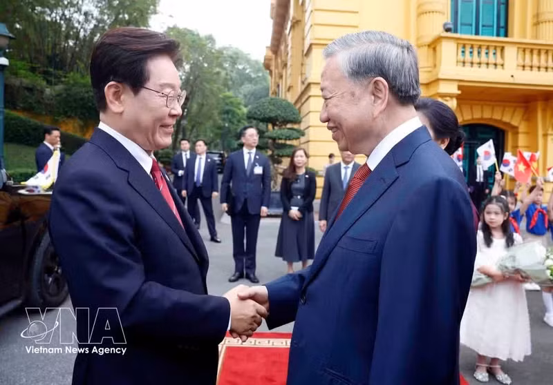 vnanet-potal-le-don-trong-the-tong-thong-han-quoc-lee-jae-myung-va-phu-nhan-tham-cap-nha-nuoc-toi-viet-nam-8718843jpg.jpg