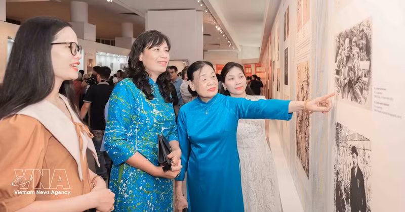 Visitors to the exhibition at the Ho Chi Minh Museum in Ha Noi. (Photo: VNA)