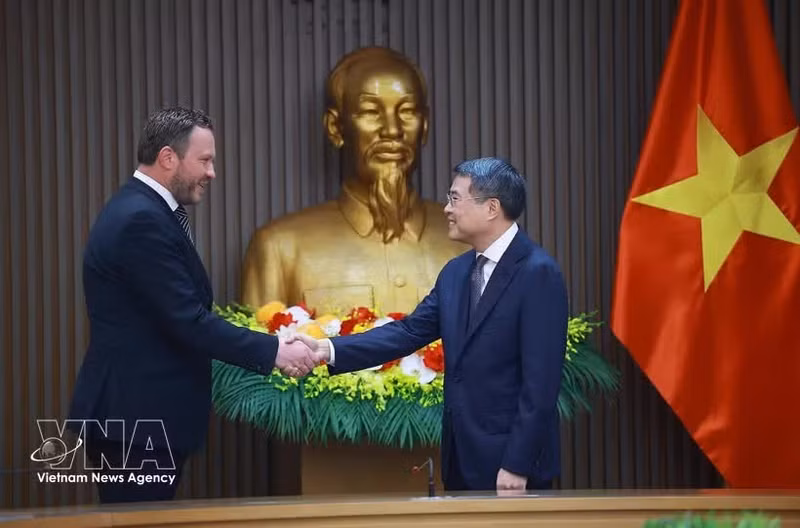 PM Le Minh Hung (R) and Estonian Minister of Foreign Affairs Margus Tsahkna (Photo: VNA)