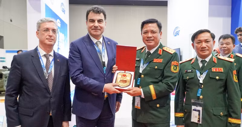 Senior Lieutenant General Nguyen Truong Thang and Musa Heybet.