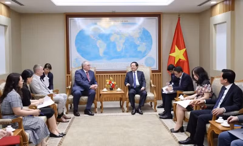 Deputy Prime Minister Ho Quoc Dung (R) and IAEA Deputy Director General Mikhail Chudakov (Photo: VGP)