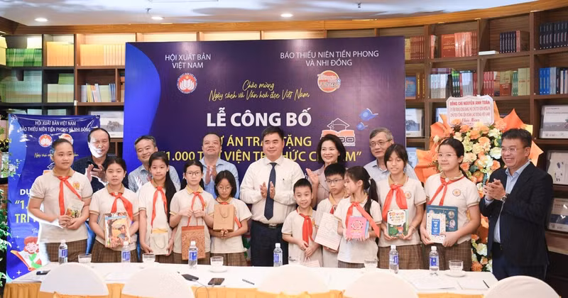 Thieu nien Tien phong va Nhi dong Newspaper and the Viet Nam Publishing Association present a Knowledge Library for Students.