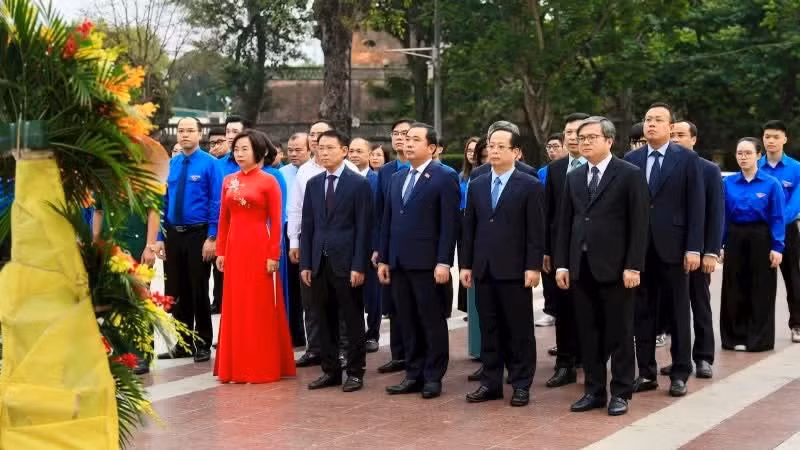 Ha Noi officials pay tribute to Vladimir Ilyich Lenin on his 156th birthday (Photo: VNA)