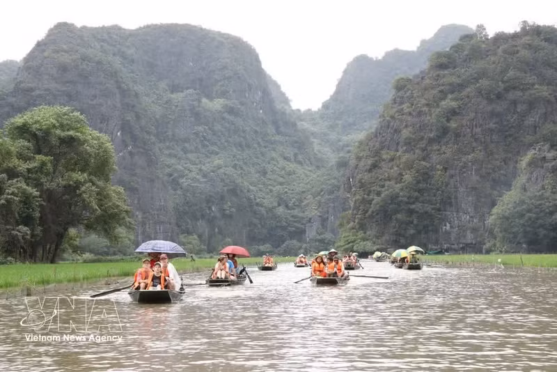 Domestic and international visitors are captivated by the scenic river landscapes of the Tam Coc tourist area. (Photo: VNA)