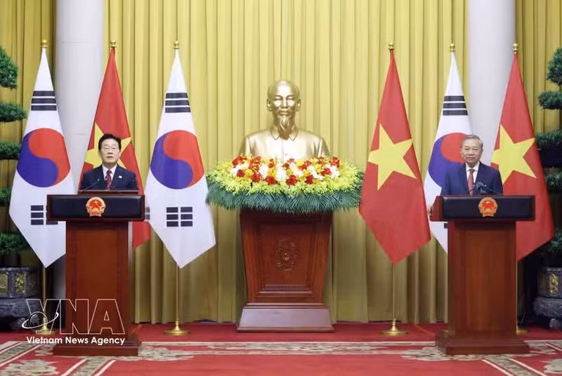 General Secretary of the Communist Party of Viet Nam (CPV) Central Committee and State President To Lam (R) and President of the Republic of Korea (RoK) Lee Jae Myung at the press briefing (Photo: VNA)