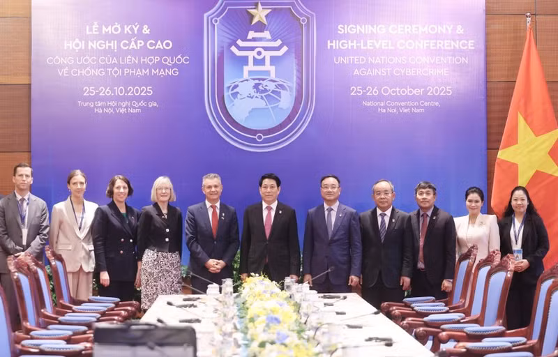 Vietnamese President Luong Cuong (centre), Australian Assistant Minister Matt Thistlethwaite (fifth from left) and officials at the reception in Ha Noi on October 25 (Photo: VNA)