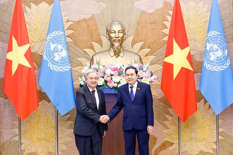 National Assembly Chairman Tran Thanh Man (right) meets with United Nations Secretary-General Antonio Guterres in Ha Noi on October 25, 2025. (Photo: VNA)