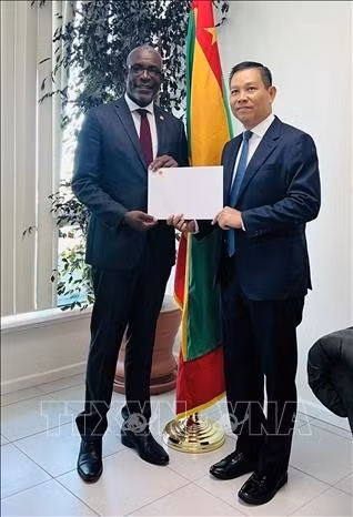 The Vietnamese Ambassador to Venezuela concurrently accredited to Grenada, Vu Trung My, presents a copy of his credentials to Joseph Andall, Grenada’s Minister for Foreign Affairs, Trade and Export Development. (Photo courtesy of Vietnamese Embassy in Venezuela)