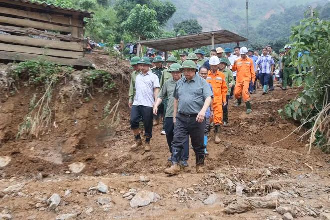 Minister Pham Minh Chinh inspects relief operations in an area hit by recent floods and landslides in Dien Bien province. (Photo: VNA)