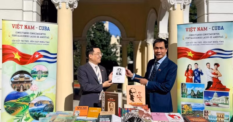 The Vietnamese delegation introduces the work “Letter to America” by President Ho Chi Minh to Cuban friends.