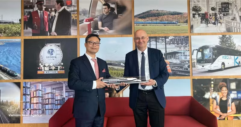 Vietnamese Ambassador to France Trinh Duc Hai (L) meets with Diego Diaz, President of SNCF International under the French National Railway Company (Photo: VNA)