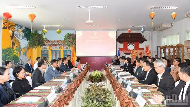 The working session between the Embassy of Viet Nam in Thailand and Udon Thani Rajabhat University. (Photo: MINH THANG)