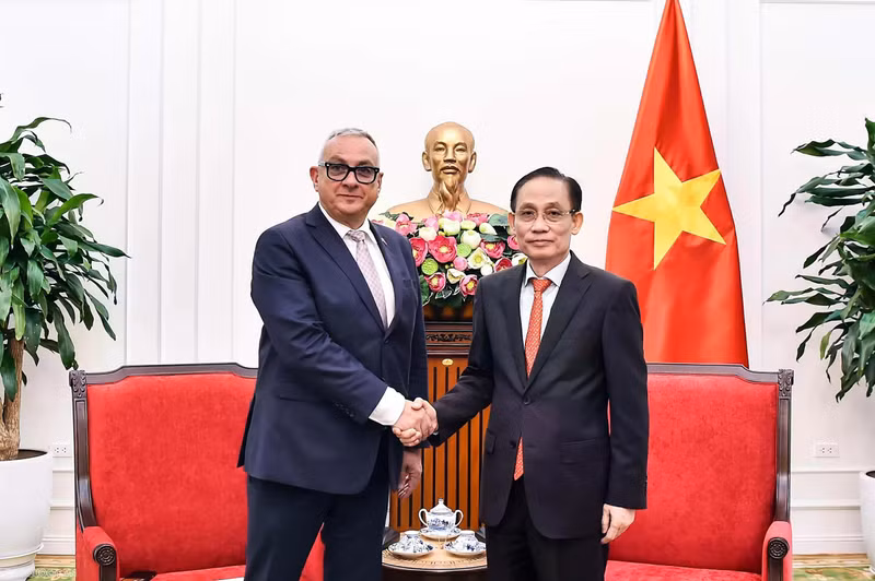 Minister of Foreign Affairs Le Hoai Trung (right) meets with European Commissioner for International Partnerships Jozef Sikela in Hanoi on March 24 (Photo: baoquocte.vn)