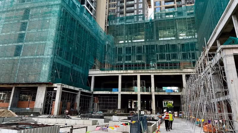 A commercial housing project in the city centre has restarted after the developer completed its land-use fee obligations. (Photo: QUANG QUY)