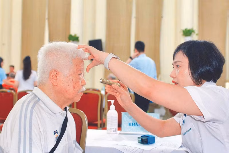 The new healthcare facility network plan places emphasis on developing priority areas for elderly healthcare and adapting to population ageing. (Photo: HOANG TRANG)