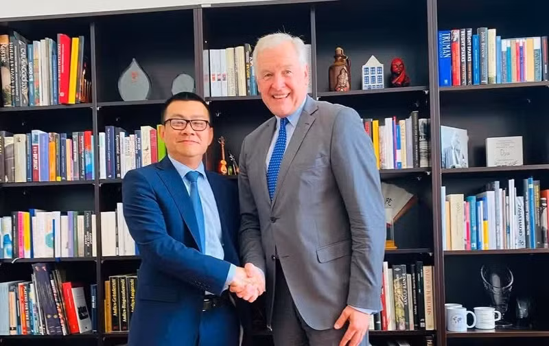 Vietnamese Ambassador to Austria Vu Le Thai Hoang (L) meets with Dr Martin Eichtinger, Director of the Diplomatic Academy of Vienna on June 10 (Photo: NDO)