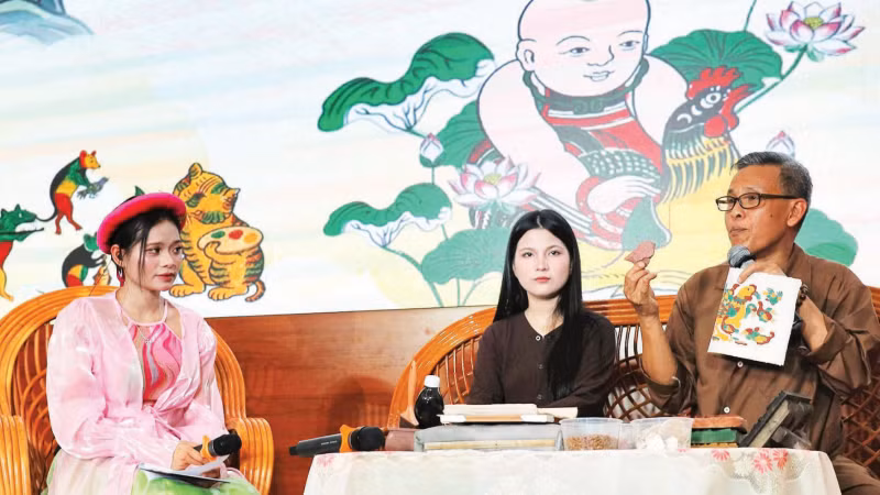 Artisans from Dong Ho Painting Village share the printing process and techniques at the “Hon tren giay moc” programme. (Photo: HOA KY DONG HO)