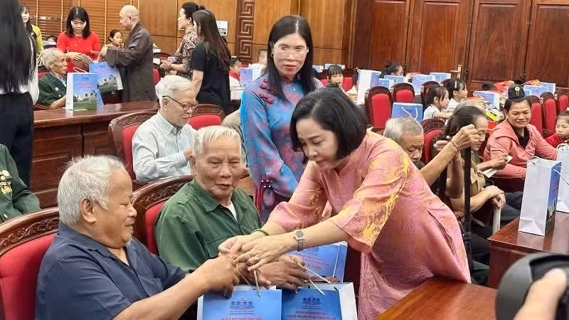 NA Vice Chairwoman Nguyen Thi Thanh guides a student on how to use an English reading pen at the gift presentation event in Dien Bien province on June 12. (Photo: NDO)