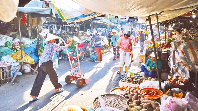 Traditional markets are increasingly at risk of losing their role and shrinking in scale. Photo: ANH QUAN