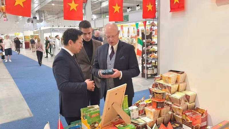 Ambassador Ha Hoang Hai introduces Vietnamese products to Tomasz Szypuła, President of Ptak Warsaw Expo. (Photo provided by the Embassy of Viet Nam in Poland)