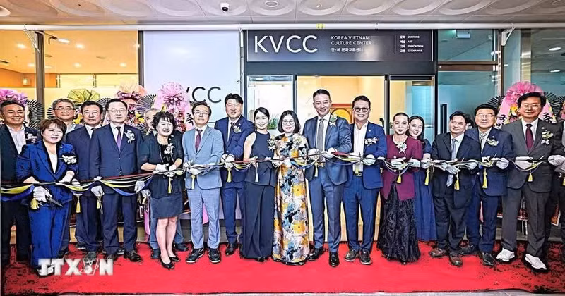 Delegates cut the ribbon to inaugurate the Korea–Viet Nam Cultural Exchange Centre in Daegu City. (Photo: VNA)