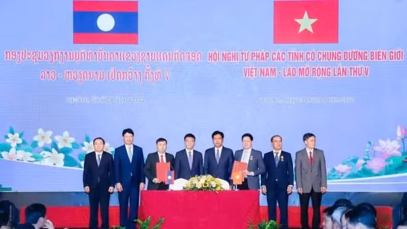 Leaders of the Ministries of Justice of Viet Nam and Laos sign an agreement at the 5th Justice Conference of Vietnamese and Lao Provinces Sharing a Common Border.