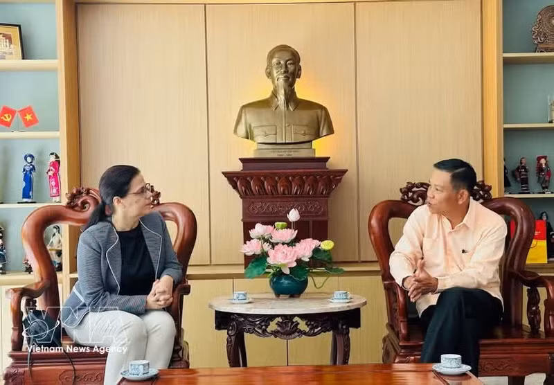 Vietnamese Ambassador to Venezuela Vu Trung My (right) meets with and Blanca Eekhout, a member of the Central Committee of the ruling United Socialist Party of Venezuela (PSUV) and President of the Commission for the Development of Communes of the Venezuelan National Assembly (Photo: VNA)
