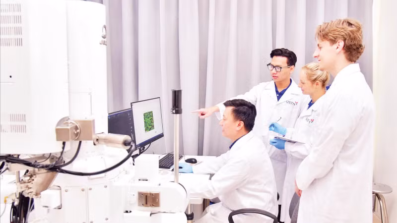 Researchers engage in joint scientific research and technology training at the University of Science and Technology of Ha Noi. (Photo: MAI THANH)