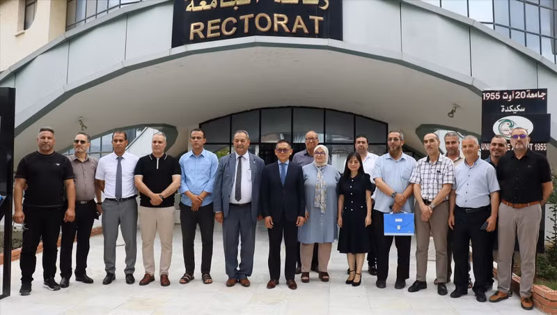 Vietnamese Ambassador to Algeria Tran Quoc Khanh poses for a group photo with the university leadership and staff of the University of Skikda. (Photo: VNA)