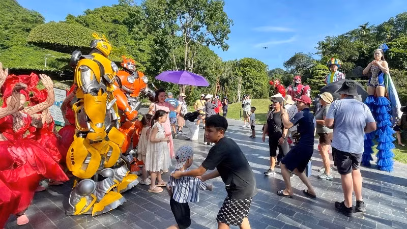A lively atmosphere at the Carnival of Summer Colours zone.